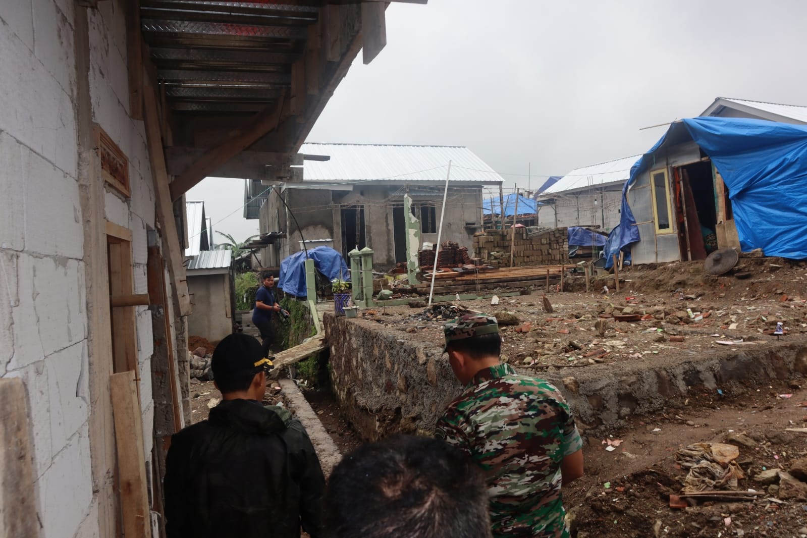 Kepala BNPB Letjen TNI Suharyanto meninjau lokasi pembangunan rumah insitu di Desa Ciputri, Kecamatan Pacet, Kabupaten Cianjur, Jawa Barat pada Jumat (17/2).